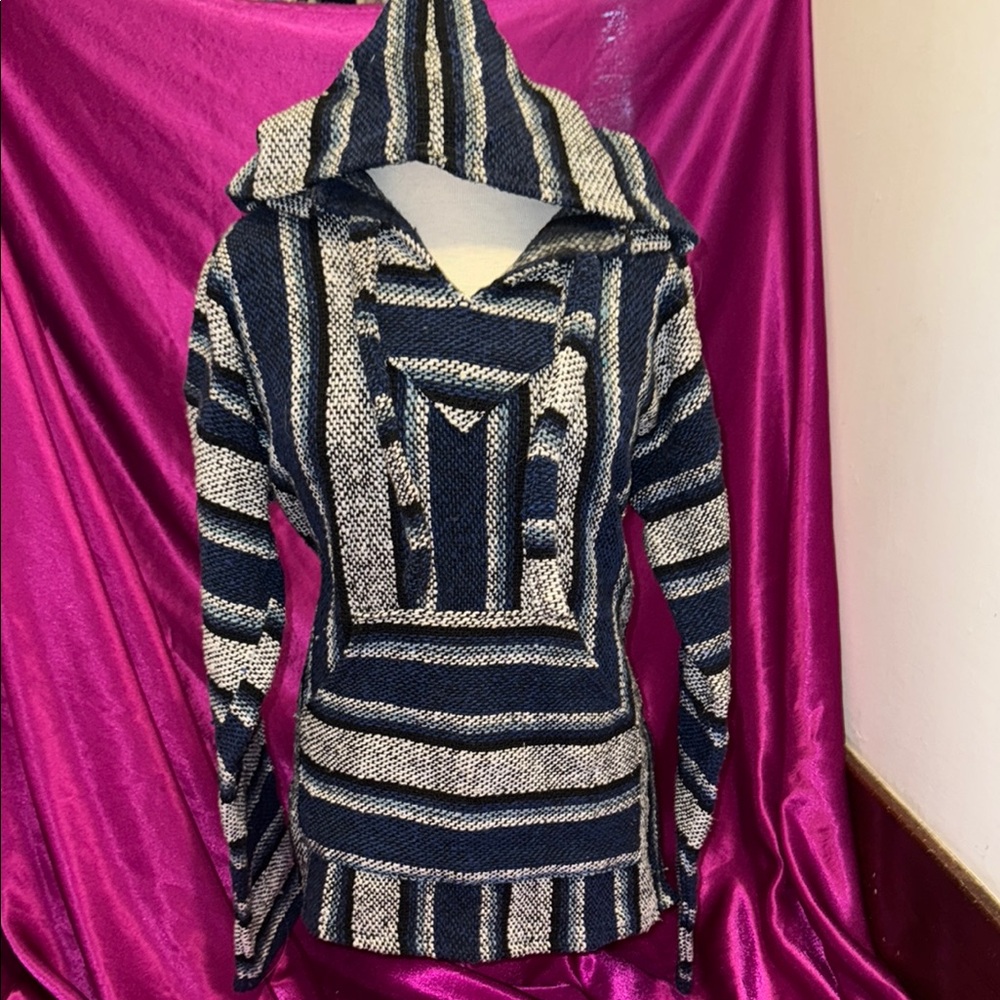 Oland Fleece inside. Heavy and so soft . Size small. Thick material